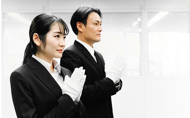 火葬スタッフが合掌している様子